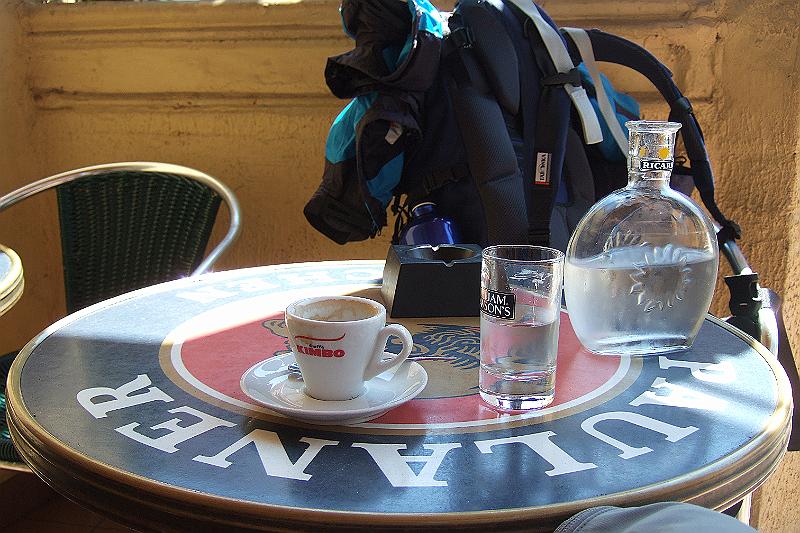 2010-06- (19).JPG - Aber ein "petit café" mit einem Gläschen "de l''eau" kann nicht schaden